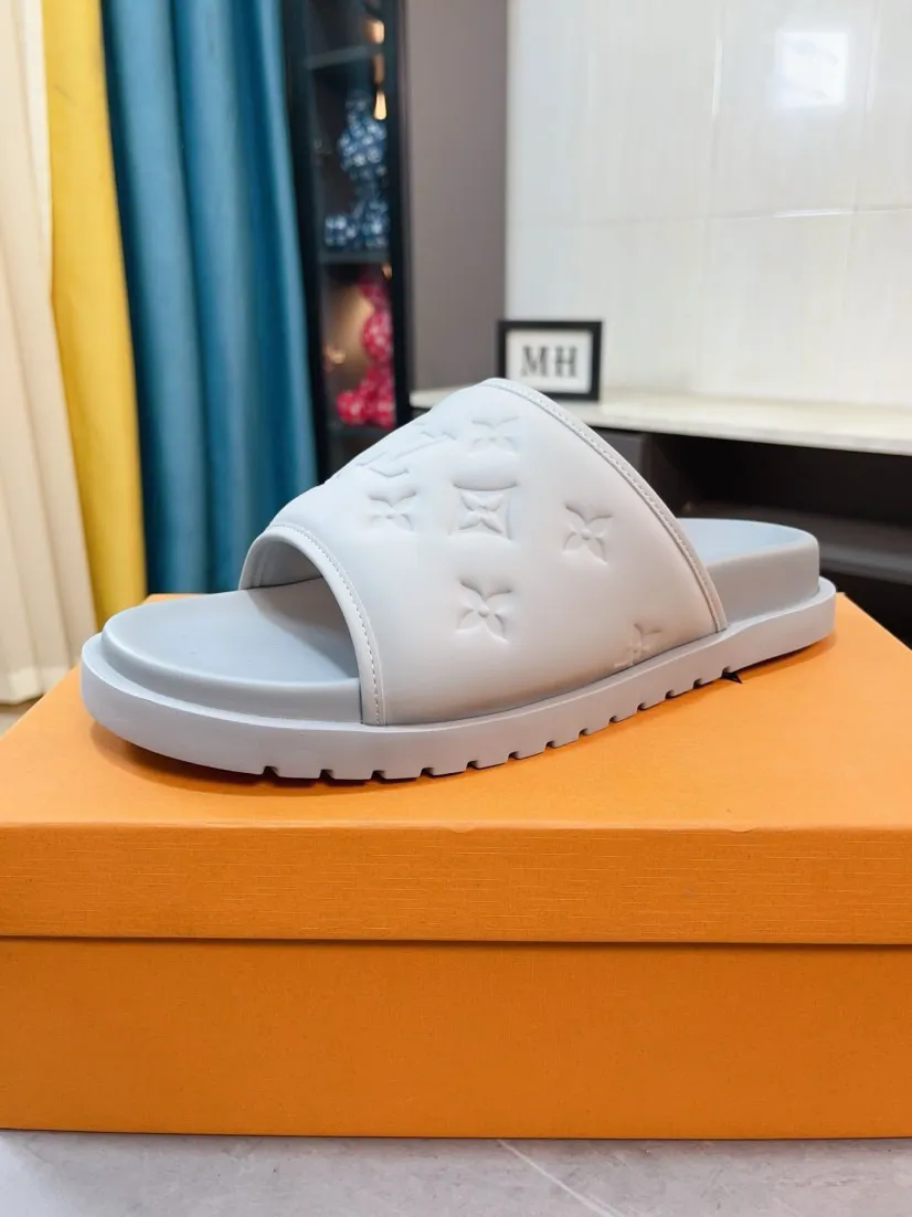 Men's shoes 💰360🌹🌹 (lv-Louis Vuitton) new men's sandals, high-end boutique, exquisite embossed logo decoration on the upper, fine workmanship, super soft soles, casual, loose and comfortable, a must-have in summer! \nsize：38-44